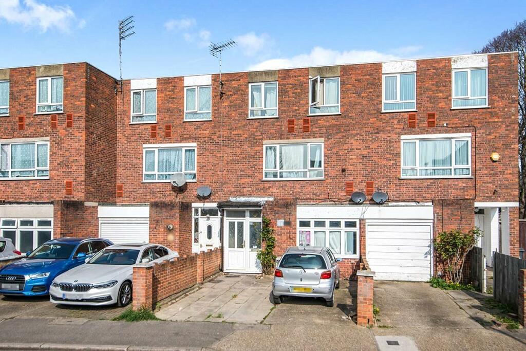 6 bedroom terraced house for sale in Grove Road, Hounslow, TW3