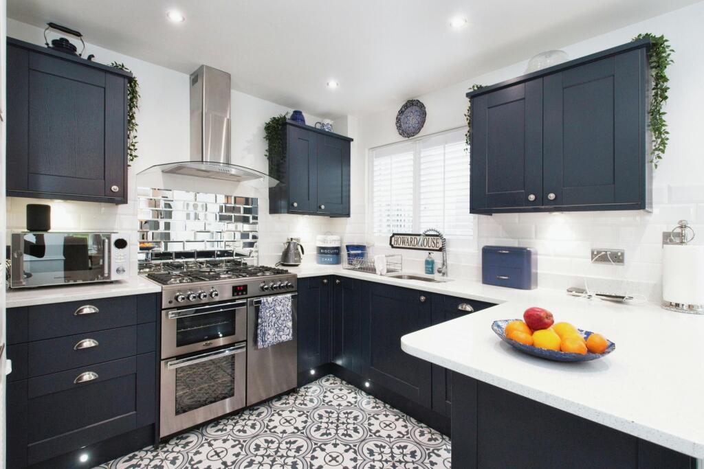 5 bedroom end of terrace house for sale in Red Lion Lane, London, SE18