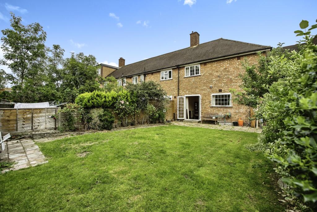 3 bedroom terraced house for sale in William Barefoot Drive, London, SE9