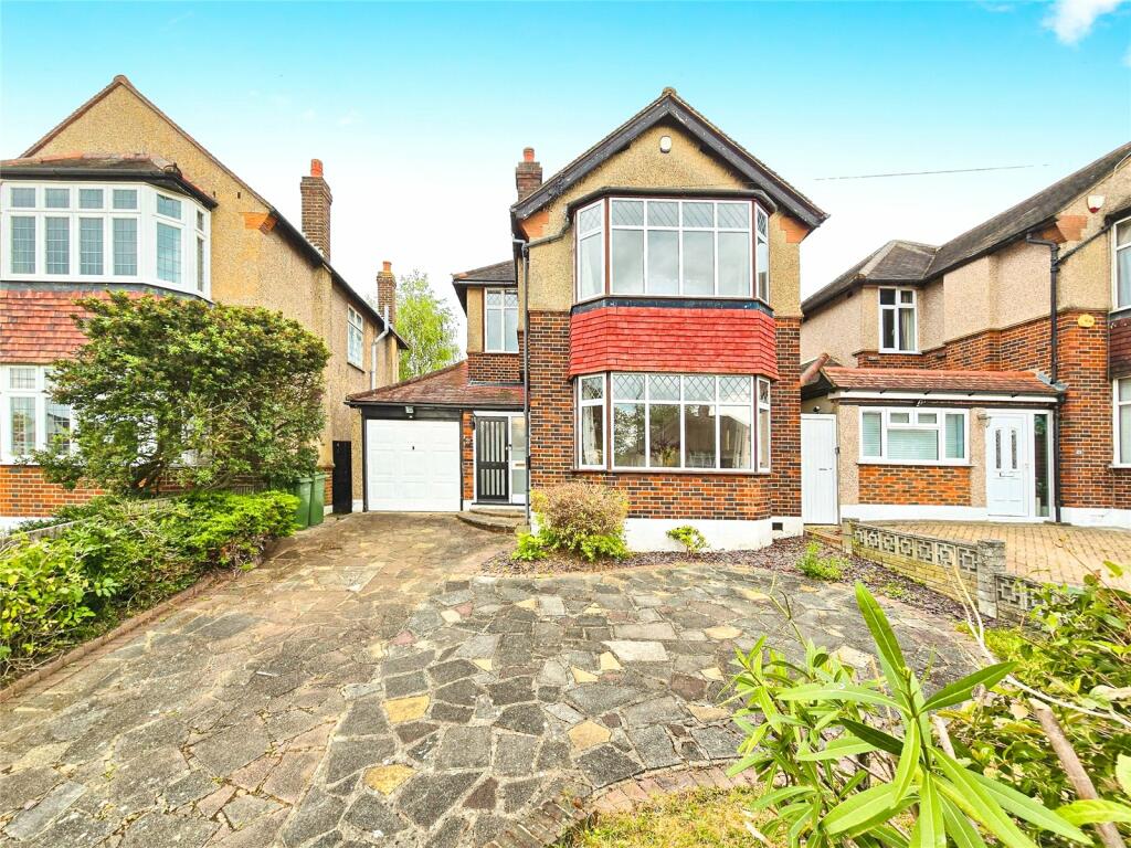 4 bedroom detached house for sale in Crouch Croft, London, SE9
