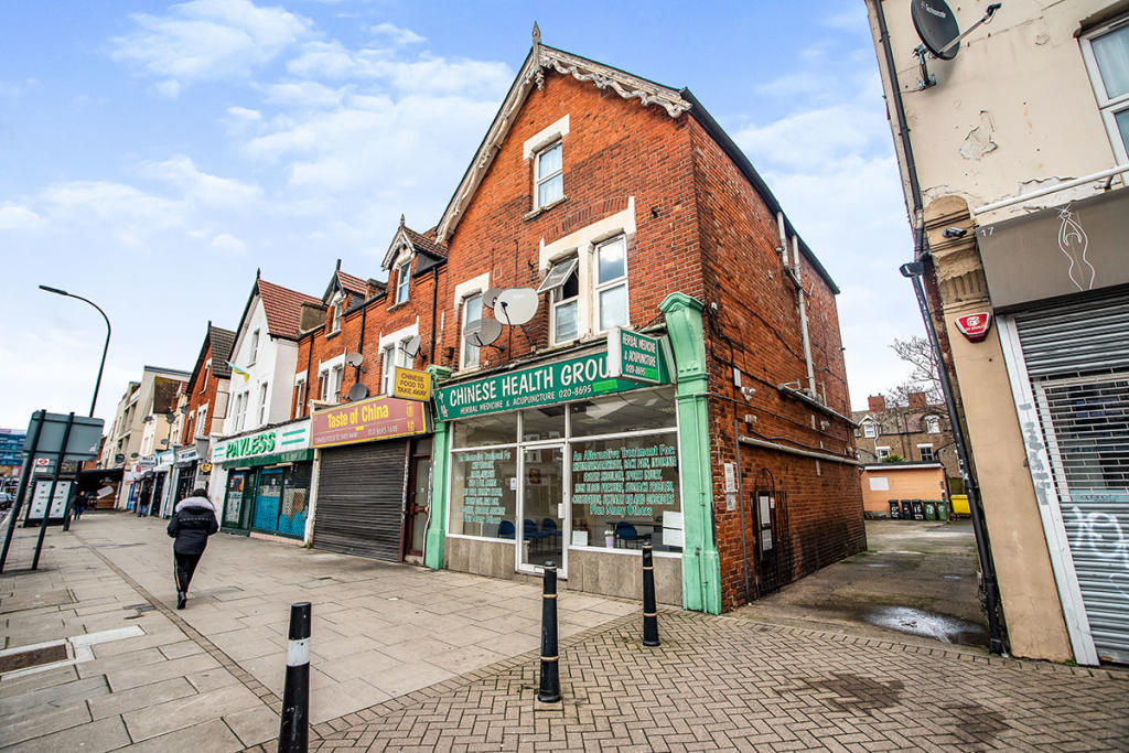 6 bedroom end of terrace house for sale in Brownhill Road, London, SE6