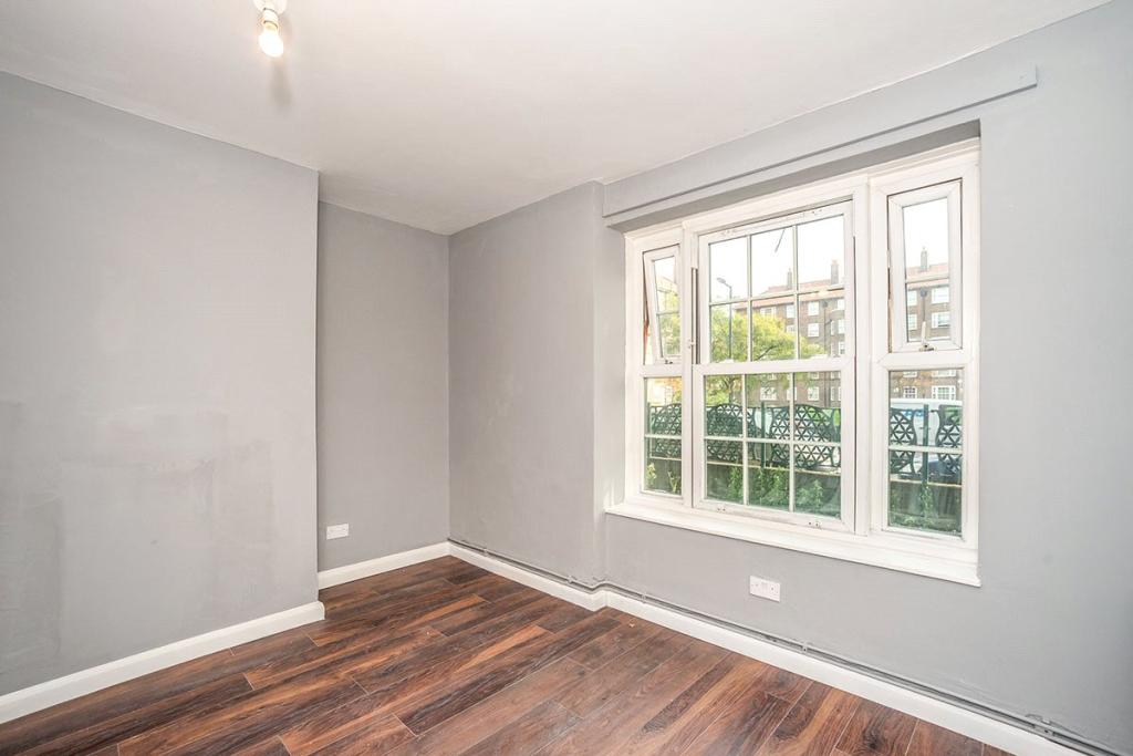 4 bedroom flat for sale in Peckham Park Road, London, SE15