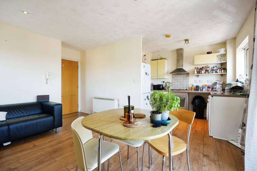 2 bedroom flat for sale in Joseph Hardcastle Close, London, SE14