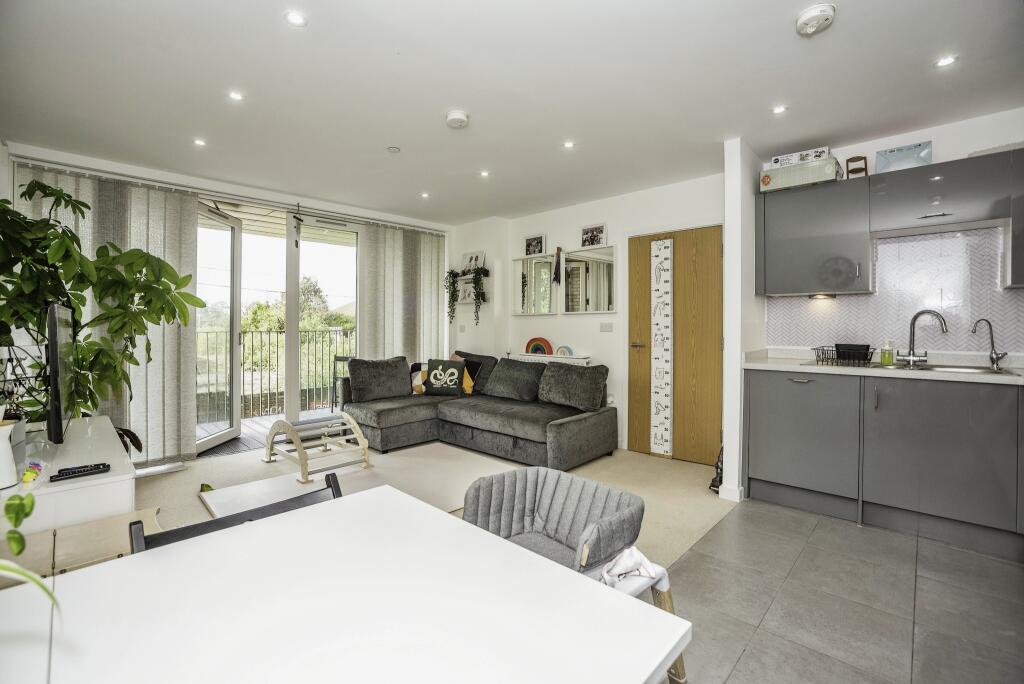 2 bedroom flat for sale in Goodwood Road, London, SE14
