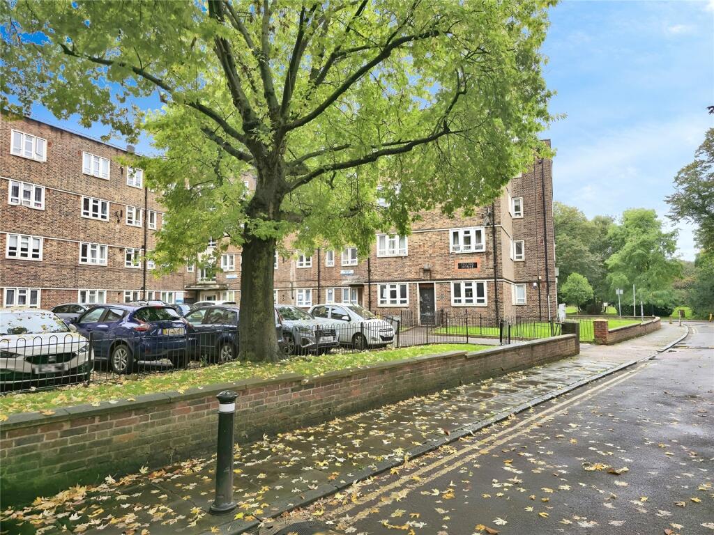 2 bedroom flat for sale in Nunhead Estate, London, SE15