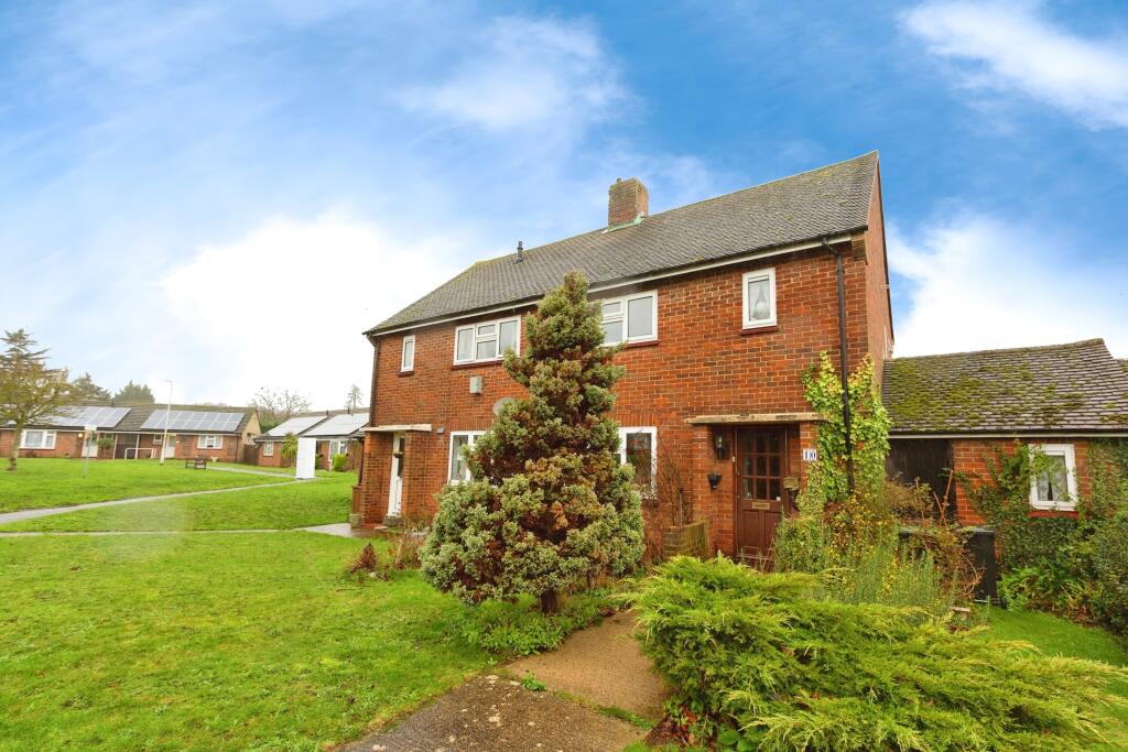 2 bedroom semidetached house for sale in Racefield Close, Shorne, Kent