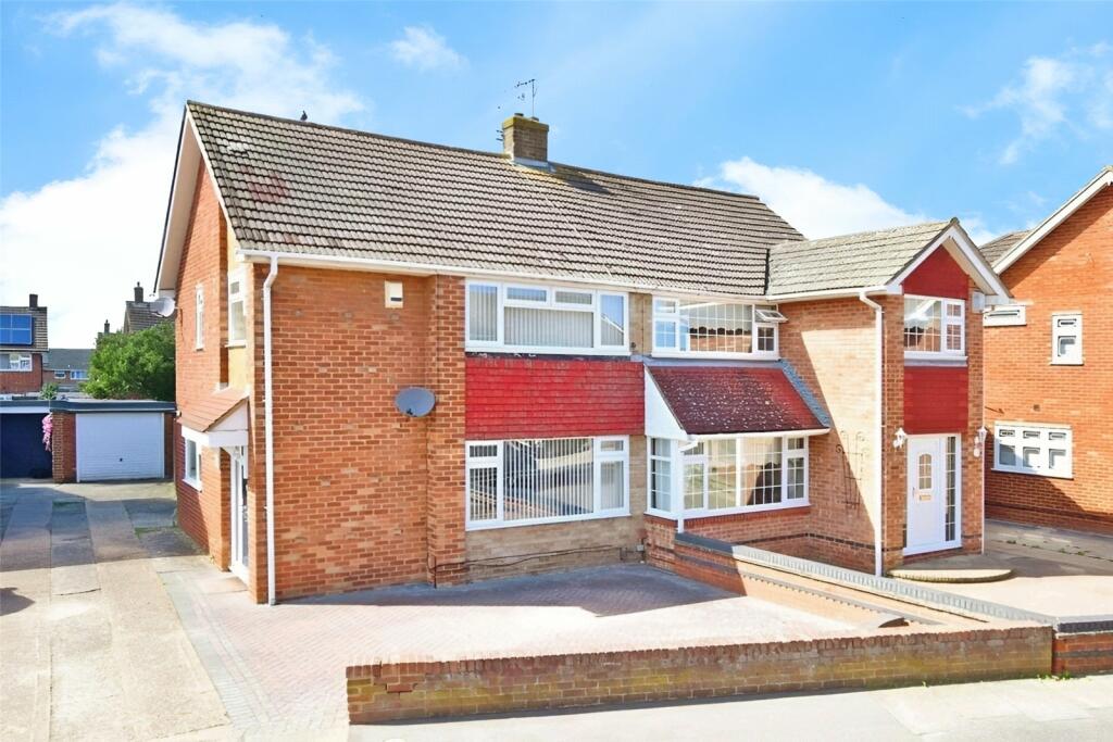 3 bedroom semidetached house for sale in Frobisher Way, Gravesend