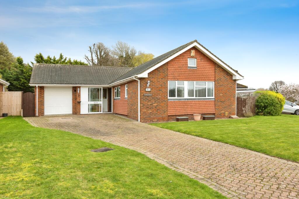 3 bedroom bungalow for sale in Sallows Shaw, Sole Street, Cobham, DA13