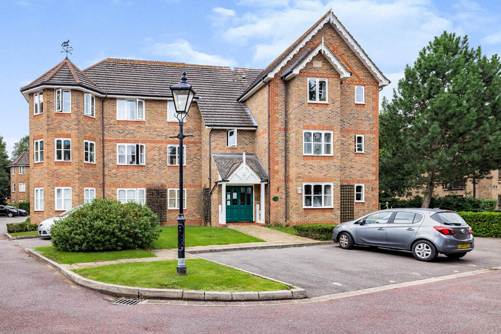 2 bedroom flat for sale in Halsey Road, Watford, Hertfordshire, WD18