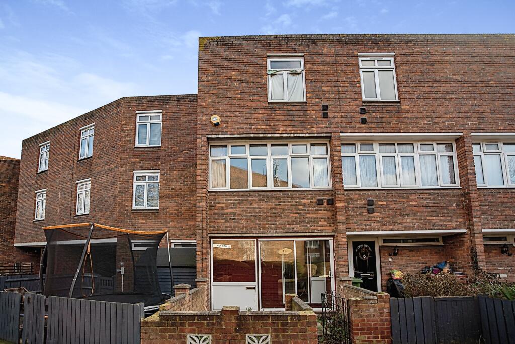 3 bedroom end of terrace house for sale in Passfield Path, London, SE28