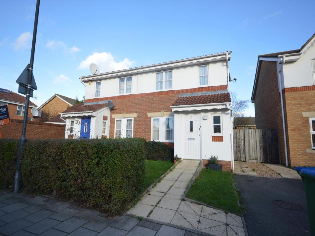 2 bedroom semidetached house for sale in Hutchins Road, London, SE28