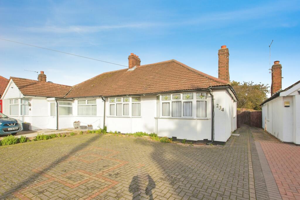 2 bedroom bungalow for sale in Brampton Road, Bexleyheath, DA7
