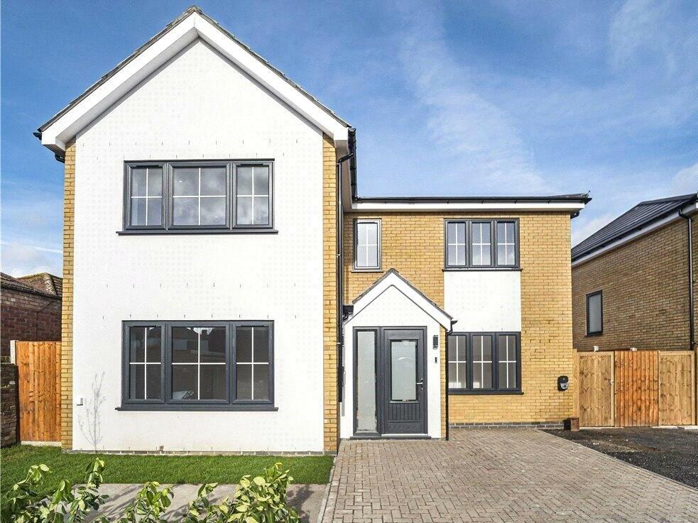 4 bedroom detached house for sale in Fairway, Bexleyheath, DA6
