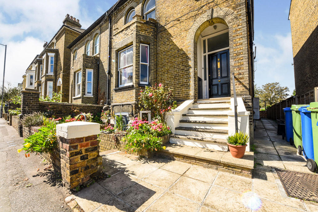 4 bedroom semidetached house for sale in Newton Road, Faversham, Kent