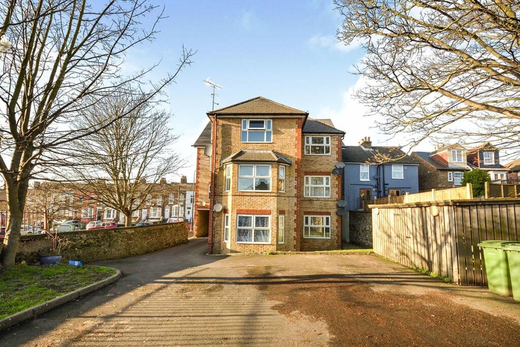 2 bedroom flat for sale in Boxley Road, Maidstone, Kent, ME14