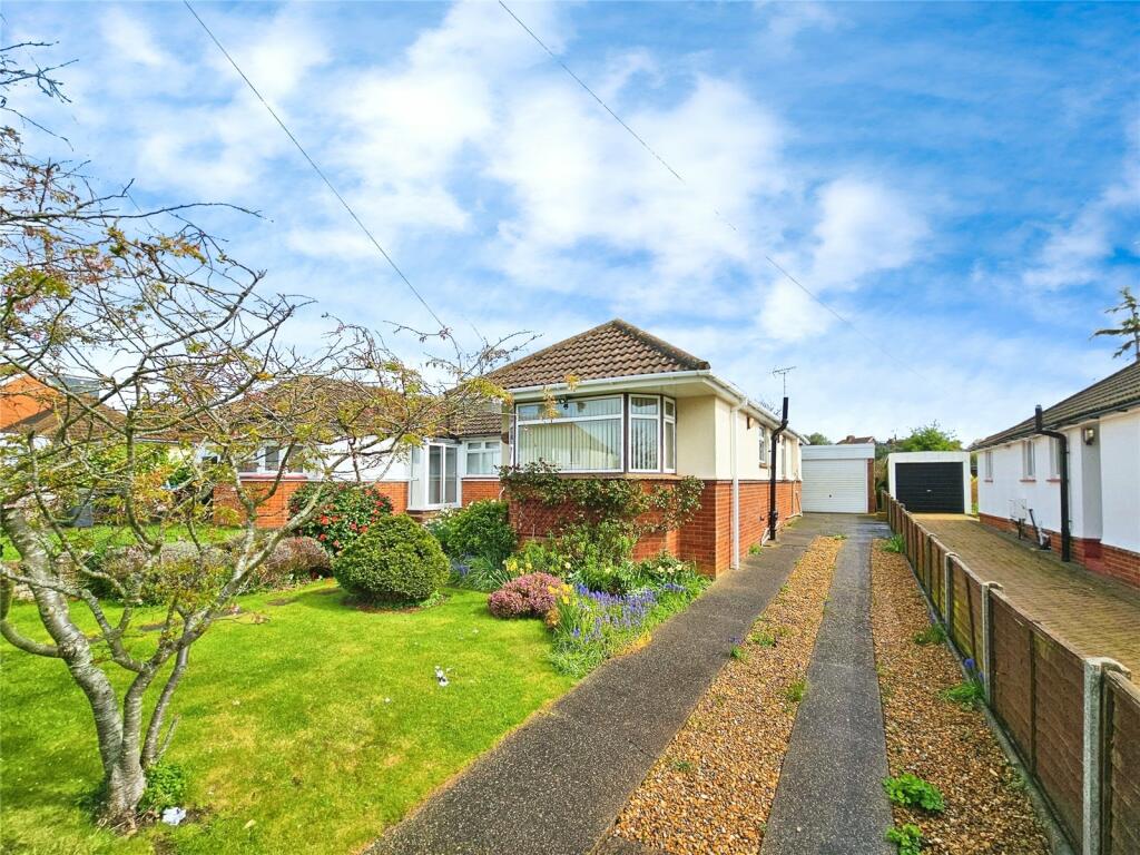 2 bedroom bungalow for sale in Salisbury Avenue, Broadstairs, Kent, CT10