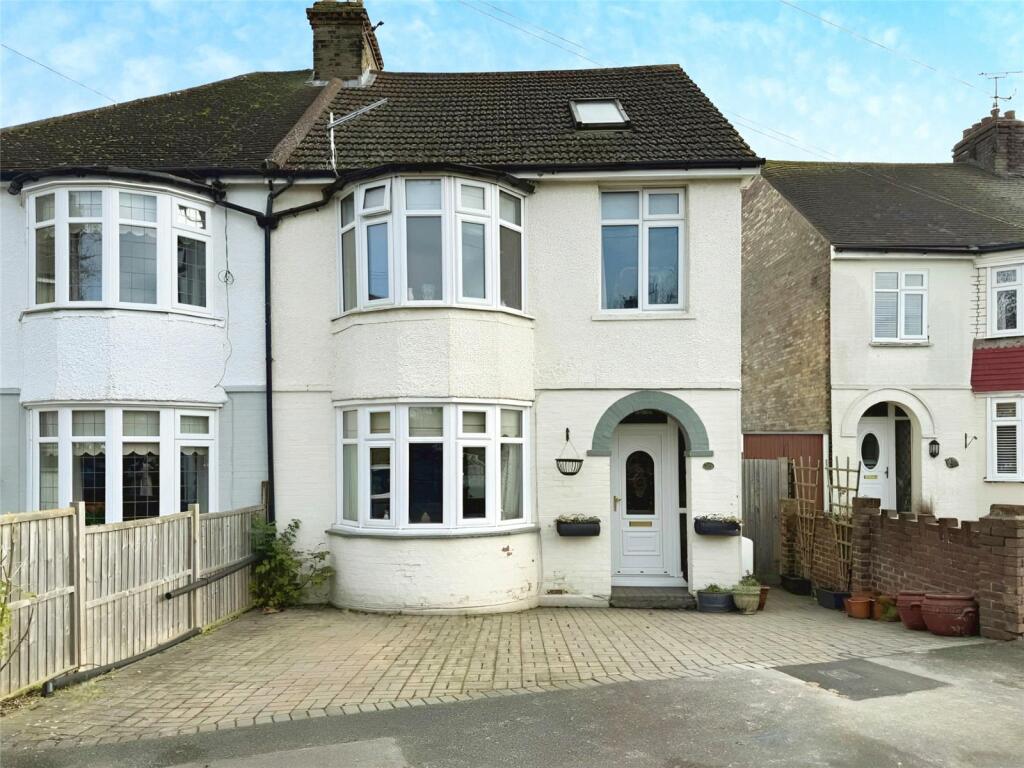 4 bedroom semidetached house for sale in Locarno Avenue, Gillingham