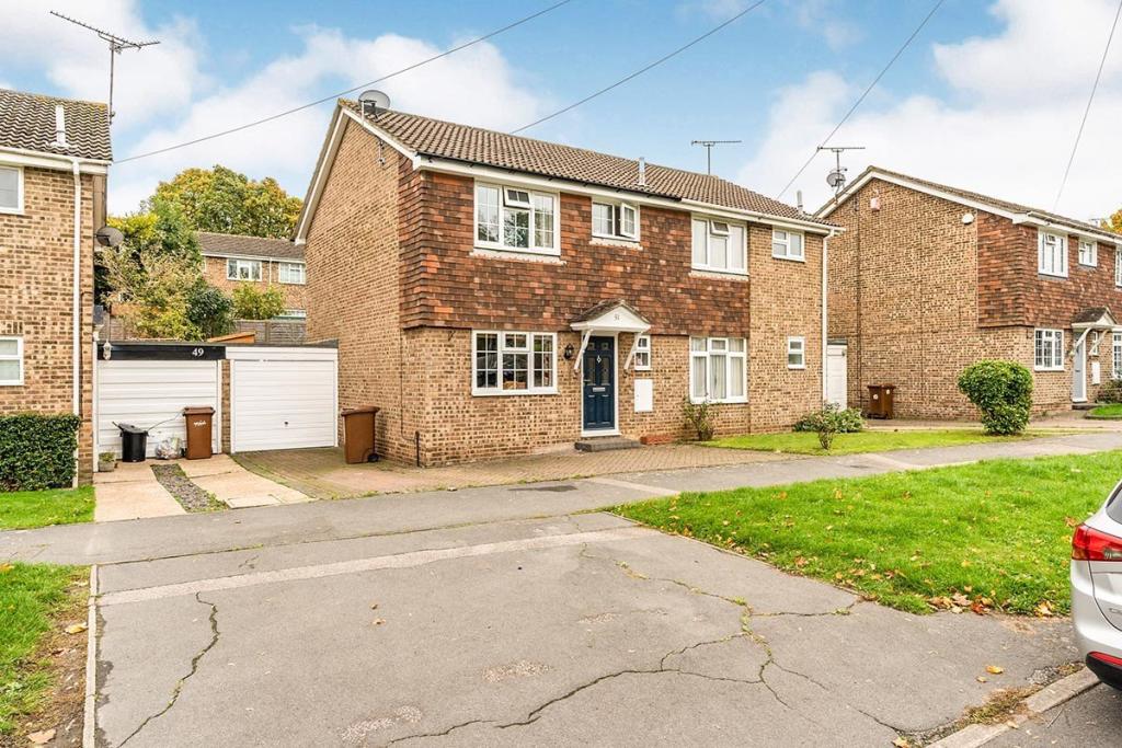 3 bedroom semidetached house for sale in Ploughmans Way, Rainham