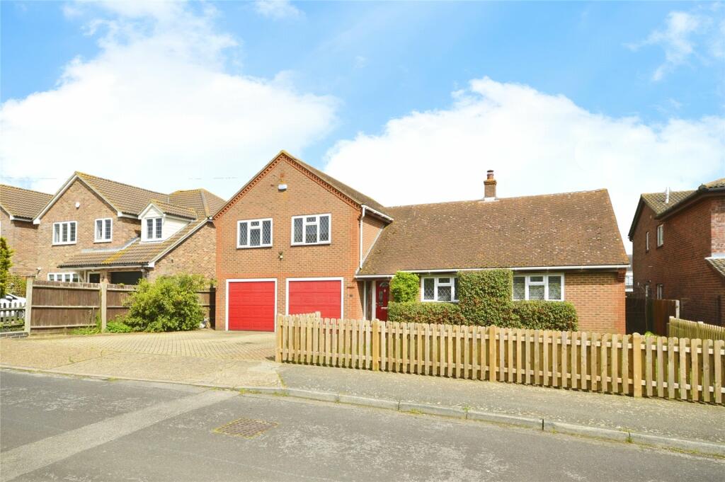 4 bedroom detached house for sale in Kingshill Drive, Hoo, Rochester