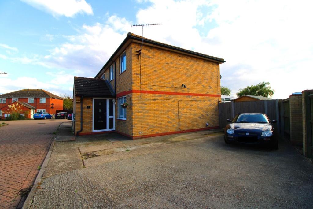 2 bedroom semidetached house for sale in Court Bridgewater