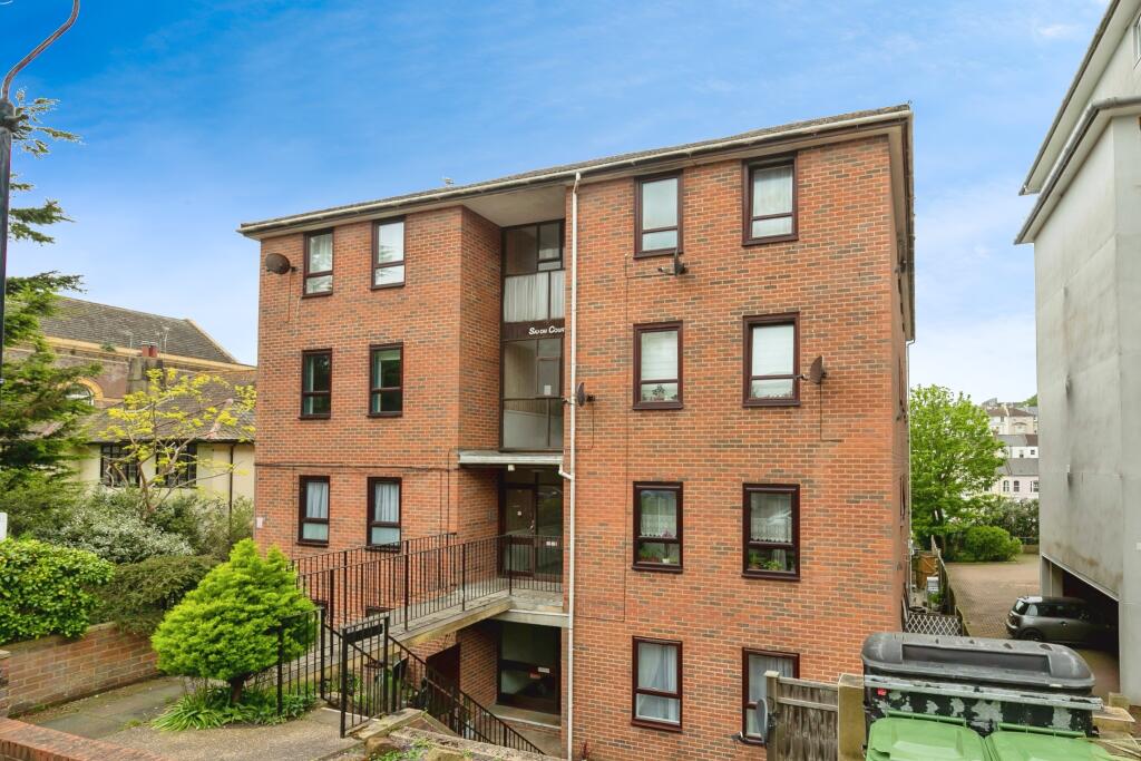 1 bedroom flat for sale in Chapel Park Road, St. LeonardsonSea, East