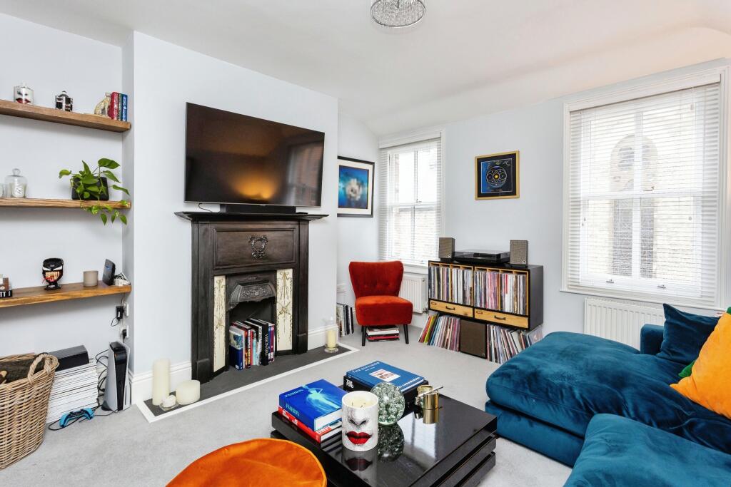 2 bedroom flat for sale in High Street, Tunbridge Wells, Kent, TN1