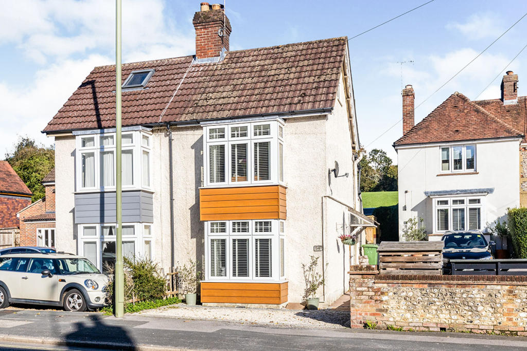 3 bedroom semidetached house for sale in London Road, Horndean