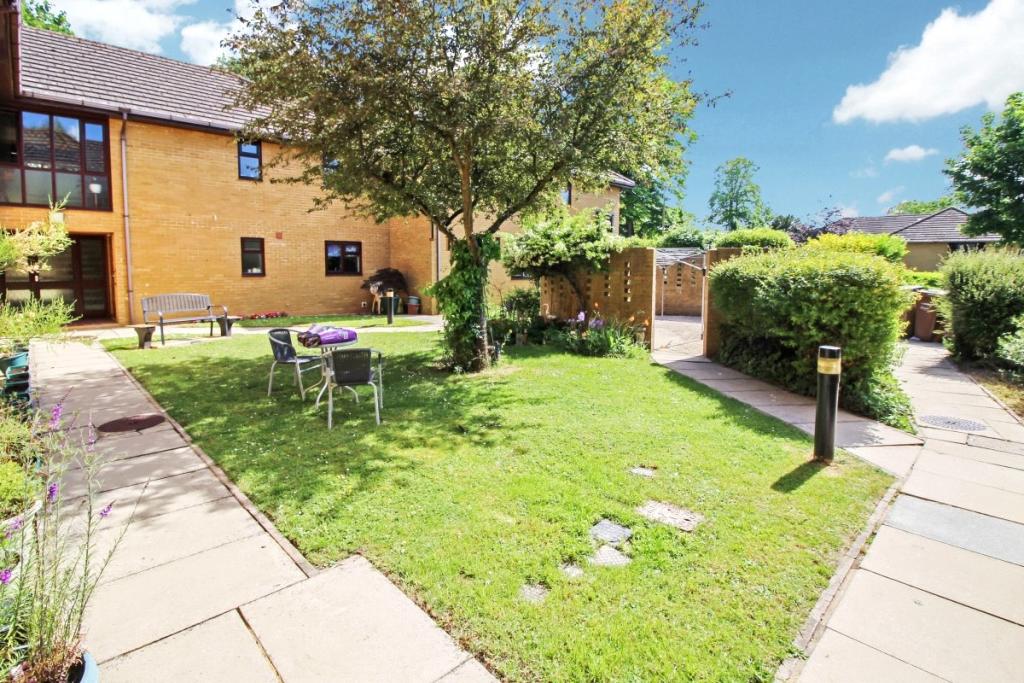 1 bedroom flat for sale in Micheldever Road, Andover, Hampshire, SP10