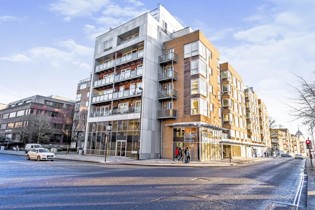 3 bedroom penthouse for sale in High Street, Southampton, Hampshire, SO14