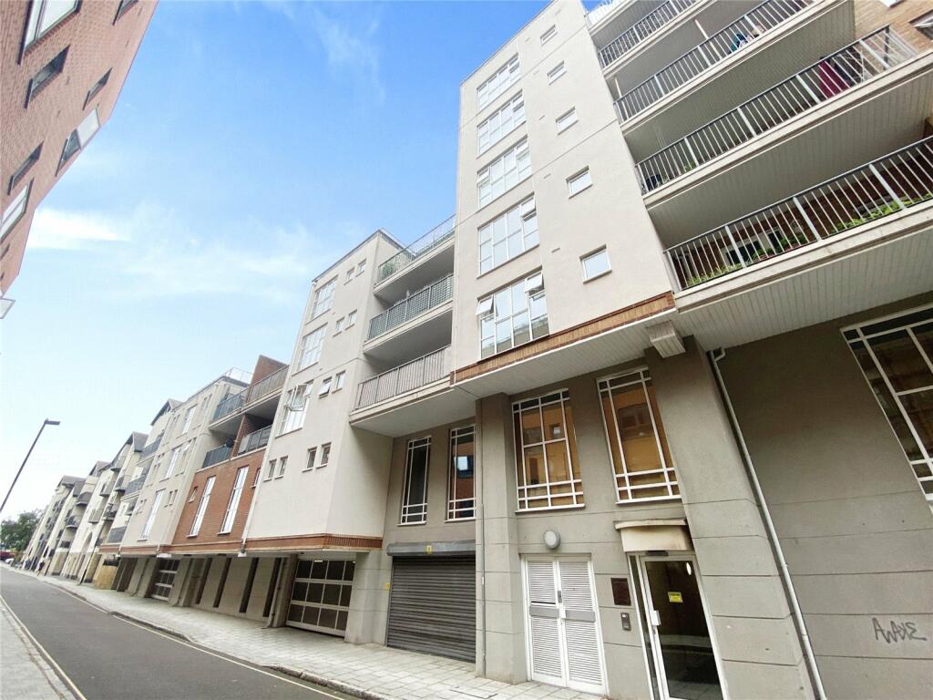 2 bedroom flat for sale in Lower Canal Walk, Southampton, Hampshire, SO14