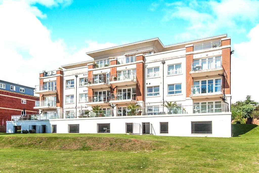 2 bedroom flat for sale in Douglas Avenue, Exmouth, EX8