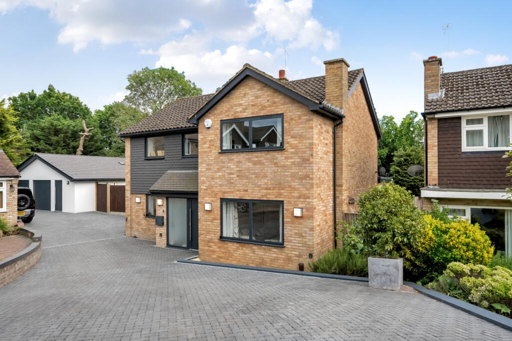 4 bedroom detached house for sale in Birchmead Avenue, Pinner, HA5