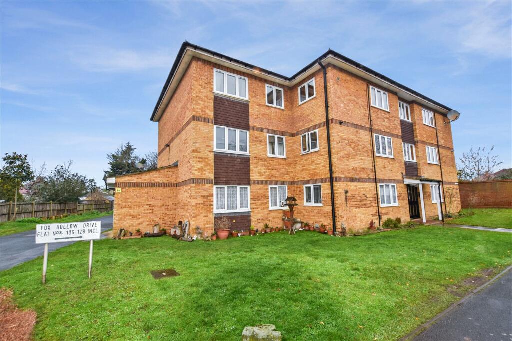 2 bedroom flat for sale in Fox Hollow Drive, Bexleyheath, DA7