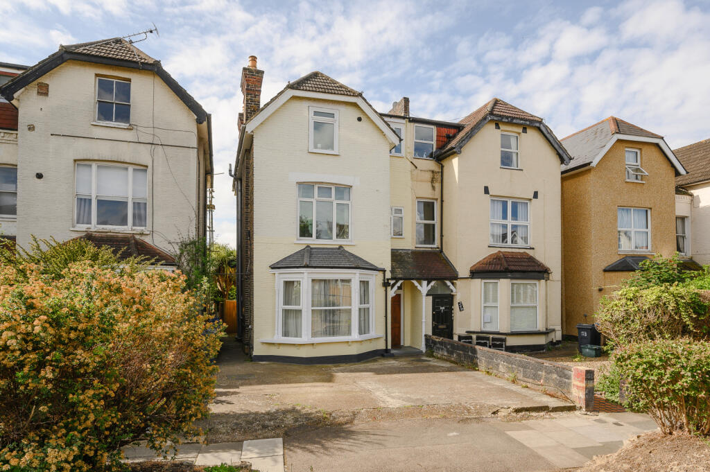 Studio apartment for sale in Queens Road, London, SW19