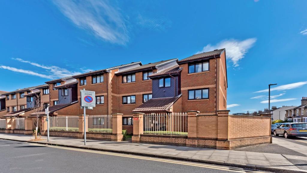 1 bedroom flat for sale in Pelham Road, London, SW19