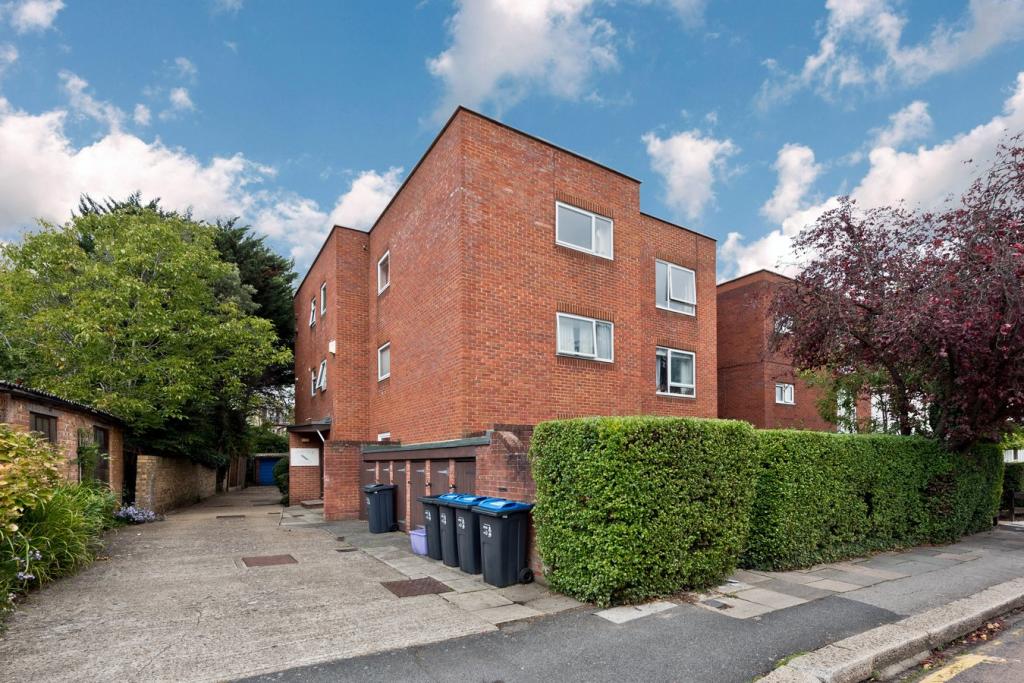 2 bedroom flat for sale in South Park Road, Wimbledon, SW19