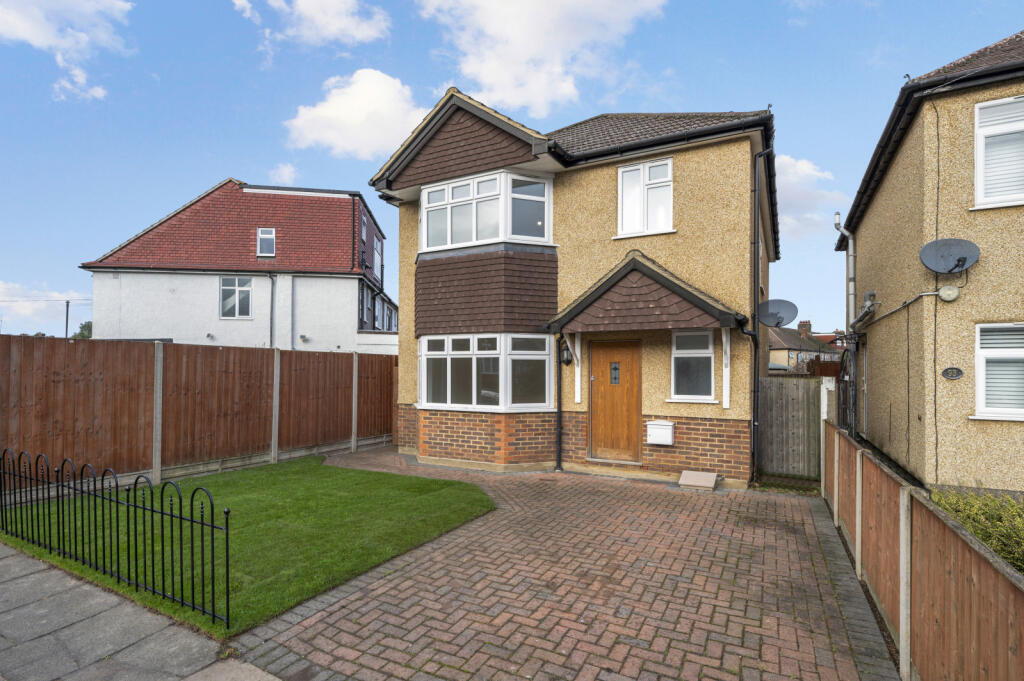 3 bedroom detached house for sale in Leamington Avenue, Morden, SM4