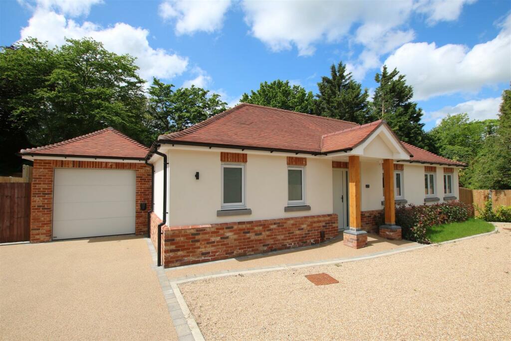 3 bedroom detached bungalow for sale in New Bungalow Just Off The