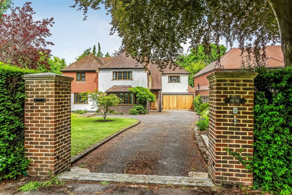 4 bedroom detached house for sale in Lower Road, Fetcham, KT22