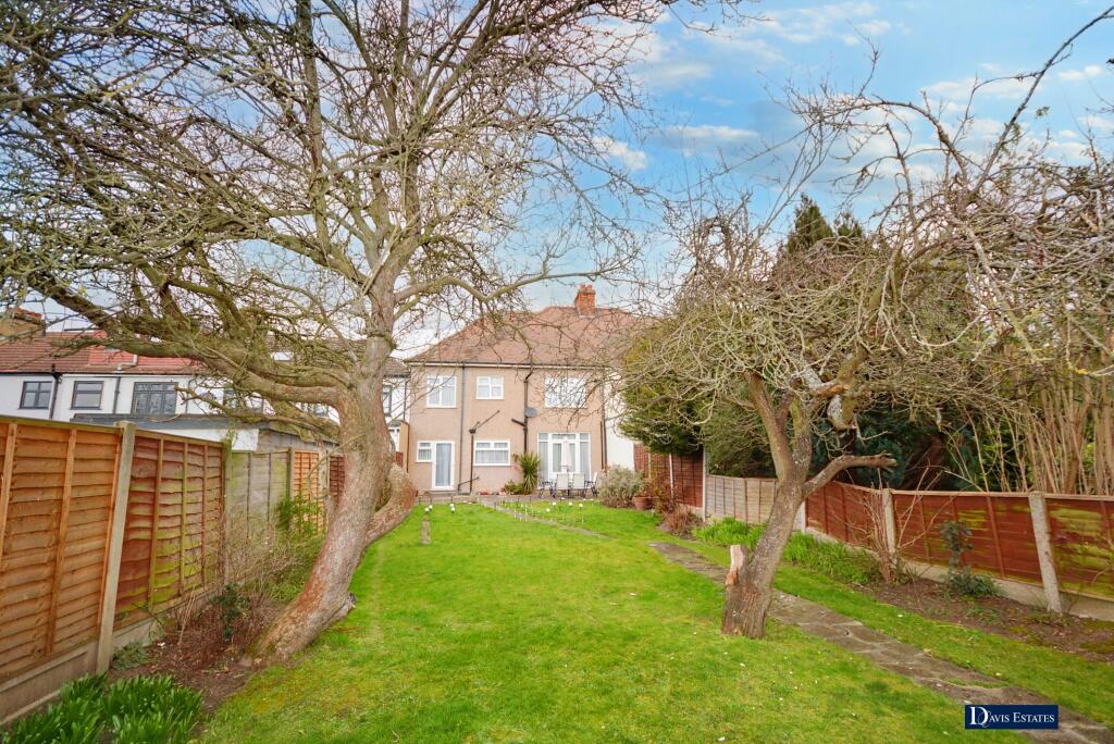 4 bedroom semidetached house for sale in Cecil Avenue, Ardleigh Green