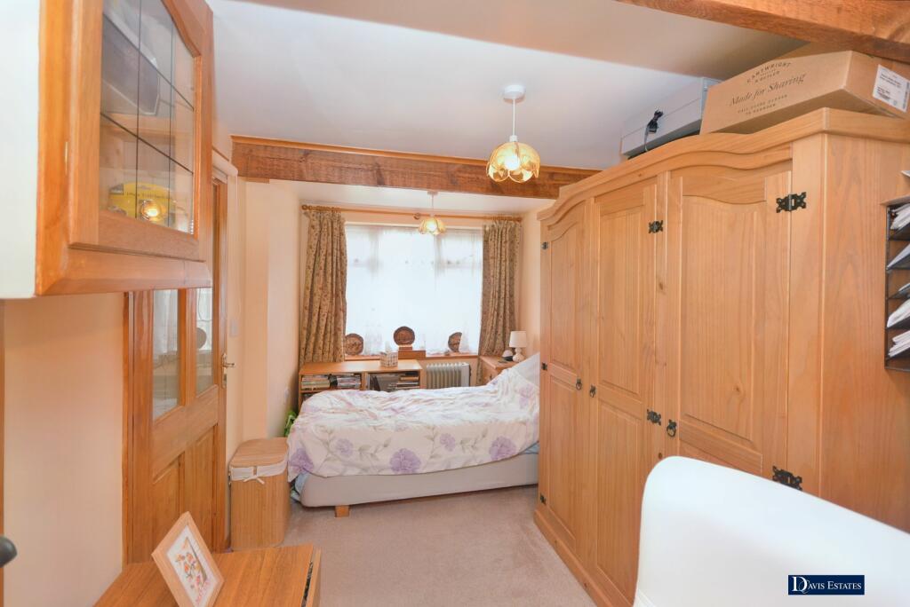 4 bedroom detached house for sale in Fanshawe Crescent, Hornchurch, RM11