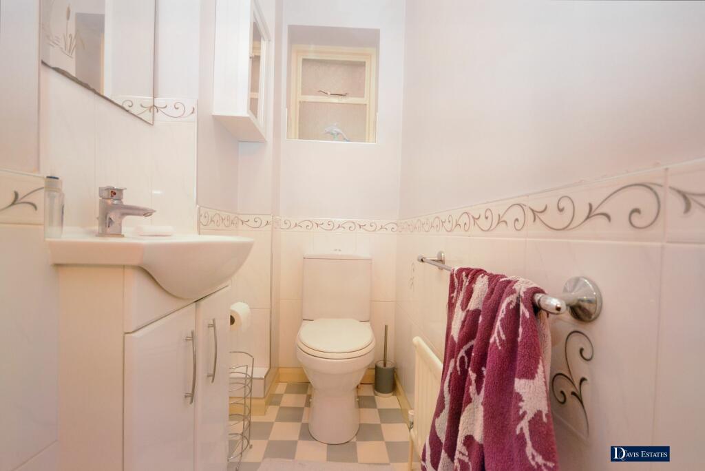 4 bedroom detached house for sale in Fanshawe Crescent, Hornchurch, RM11