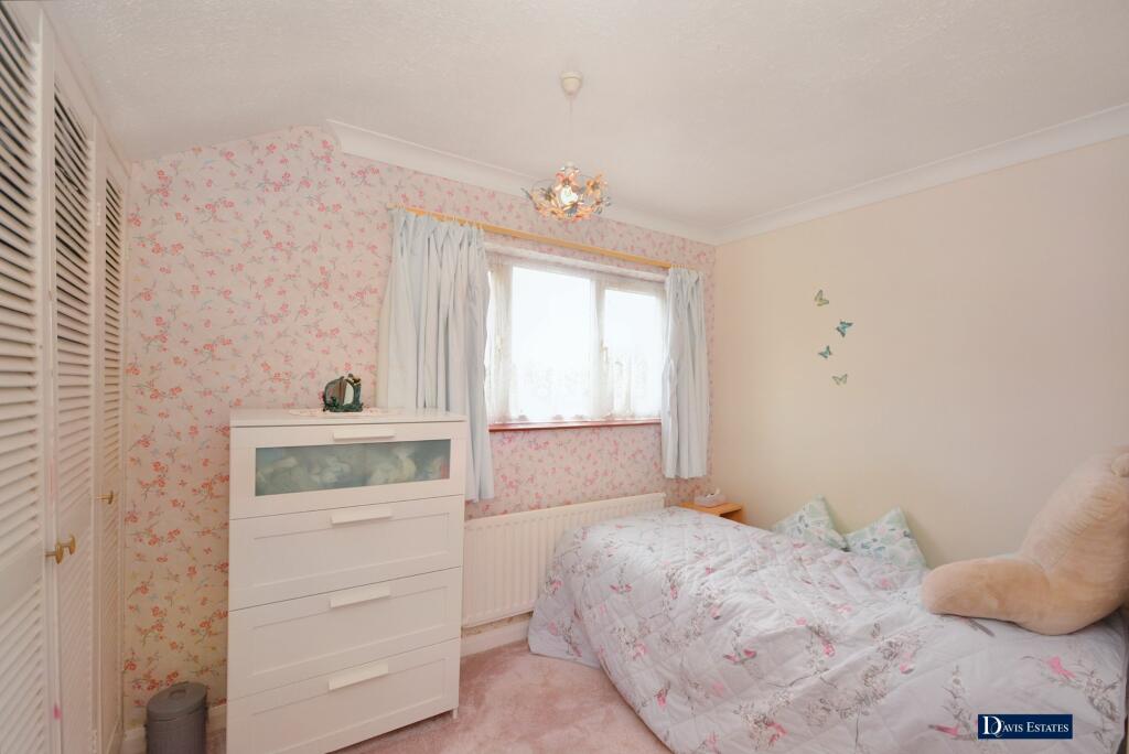 4 bedroom detached house for sale in Fanshawe Crescent, Hornchurch, RM11