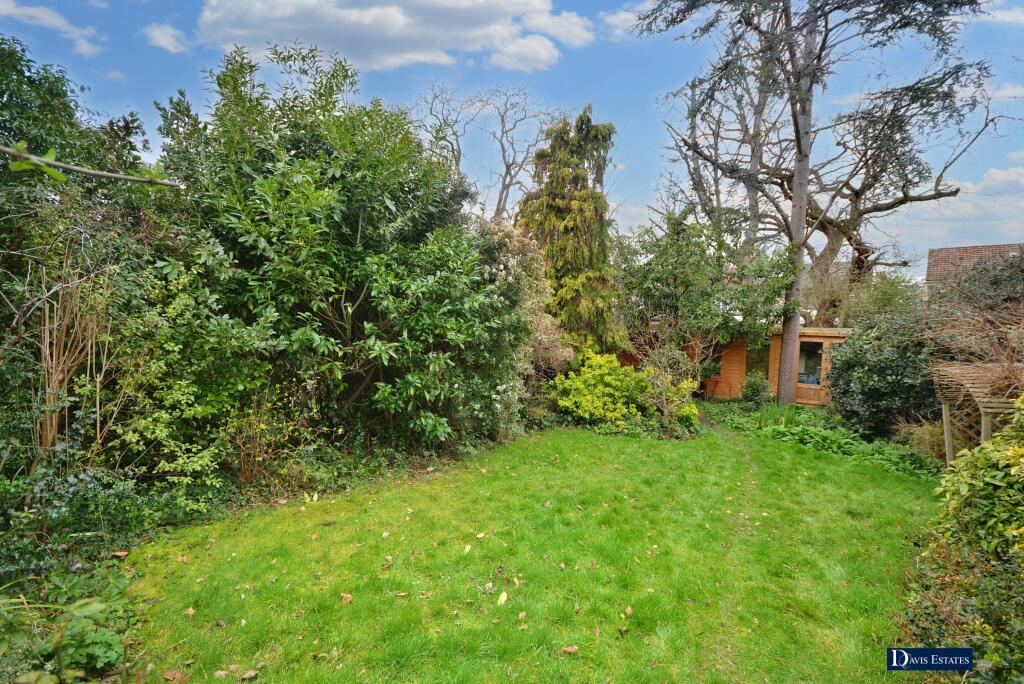 4 bedroom detached house for sale in Fanshawe Crescent, Hornchurch, RM11