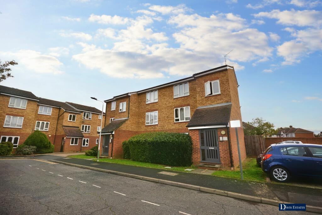 1 bedroom flat for sale in Frazer Close, Romford, RM1