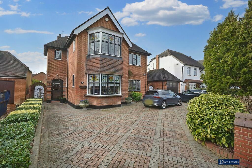 4 bedroom detached house for sale in Oaklands Avenue, Romford, RM1