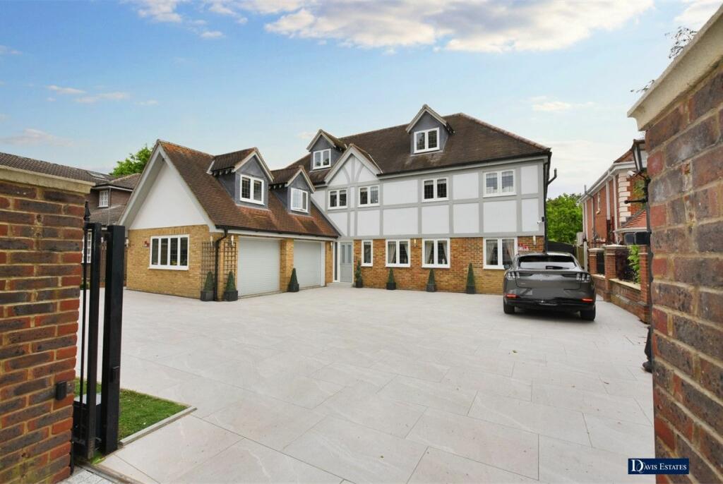 5 bedroom detached house for sale in Nelmes Way, Emerson Park