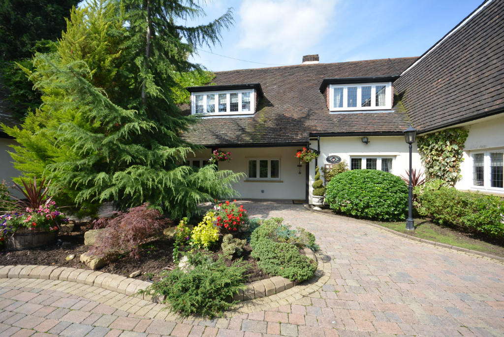 7 bedroom detached house for sale in Nelmes Way, Emerson Park