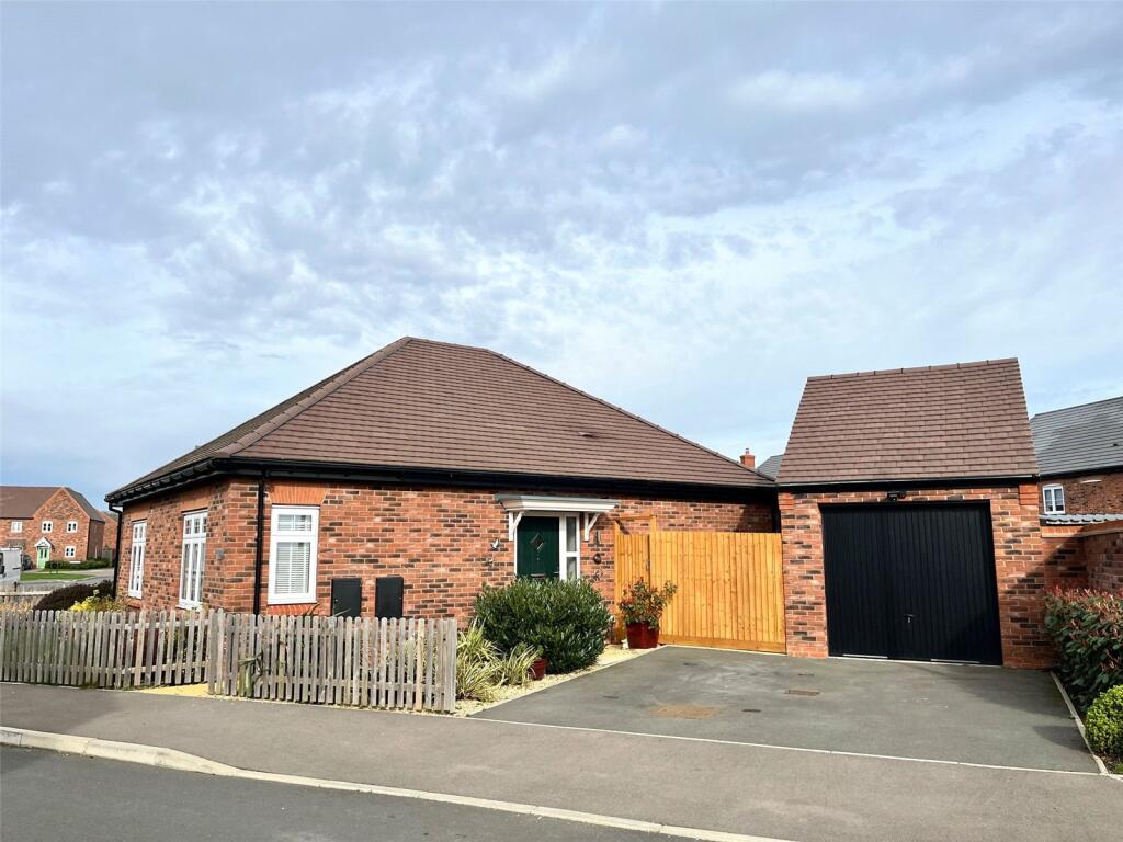 2 bedroom bungalow for sale in Robins Lane, ITCHINGTON, Warwickshire, CV47