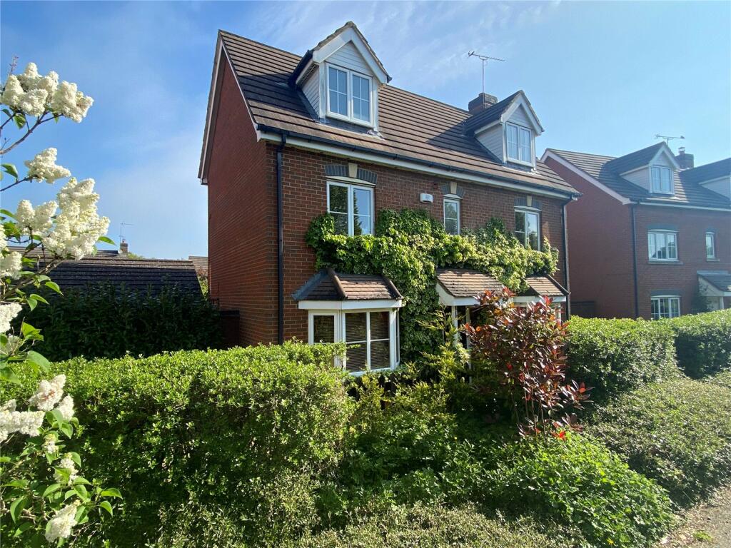 5 bedroom detached house for sale in Edgehill Drive, Lang Farm